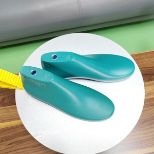 รองเท้าส้นเตี้ยแบบสวมสำหรับผู้หญิง รุ่น Last Wear Semi-Slip พลาสติกสีขาวเล็ก รุ่น Fallacy YD2311 - Product Image 4