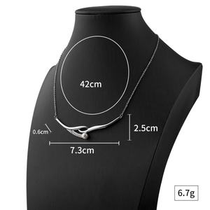 Collar con Colgante de Perlas y Diamantes en Acero Inoxidable, Estilo Moderno: Joyería Única de Acero Titanio para Mujer - Product Image 5