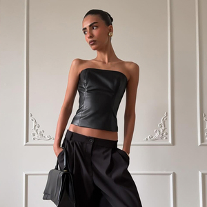Top court sexy en cuir style punk, coupe ajustée, dos ouvert, design unique, couleur unie, polyvalent, sans bretelles, style streetwear - Product Image 1