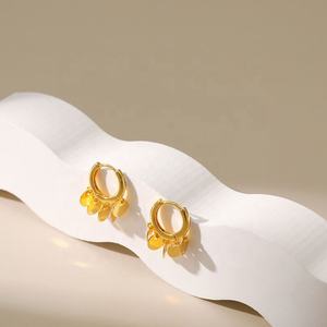 Boucles d'oreilles pendantes plaquées or 18 carats, fabrication artisanale italienne, design tendance avec pendentif disque et pompon, motif géométrique diamanté, style normcore, pour anniversaire - Product Image 3