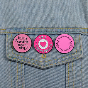 Pin de Esmalte de Swiftie Orgullosa, Broche con Letras de Música, Insignia de Solapa, Joyería, Regalo para Fans y Amigos, Venta al por Mayor - Product Image 1