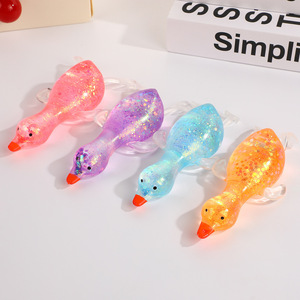 ของเล่นบีบเป็ดน้อยน่ารัก นุ่ม ยืดหยุ่น ของเล่นบีบคลายเครียดสำหรับวัยรุ่นและผู้ใหญ่ ทำจากซิลิโคน TPE พร้อมกลิตเตอร์ - Product Image 2