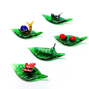 最も人気のある吹きガラスミニ動物置物てんとう虫アリ蝶カタツムリキャタピラー彫刻ミニチュアガラス置物