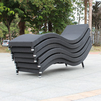 Chaise longue d'extérieur en rotin PE imperméable pour piscine, transat de plage avec structure en aluminium et table d'appoint