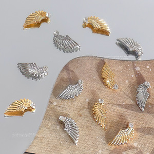 20 pièces/sac Vente en gros Charmes pour ongles en forme d'ailes d'ange dorées/argentées en vrac Décoration d'art d'ongles en alliage 3D Designs d'ongles en forme d'ailes d'ange - Product Image 3
