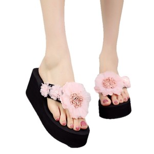 Tongs d'été pour femmes avec fleurs faites à la main, noires, à semelle épaisse, antidérapantes, sandales de plage - Product Image 1
