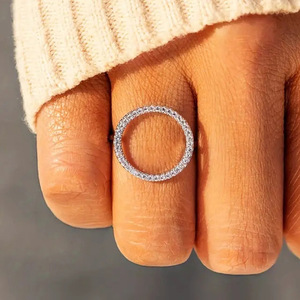Anello rotondo cavo da donna con design geometrico semplice, adatto per l'uso quotidiano. - Product Image 6