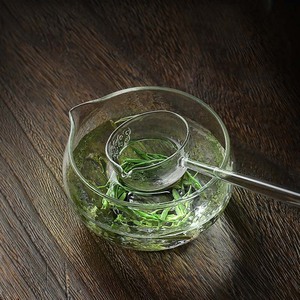 Bol à <span class=keywords><strong>thé</strong></span> en verre martelé de style Japandi, fait main et écoresponsable, avec bec verseur et fouet à matcha, personnalisable pour une pause café ou <span class=keywords><strong>thé</strong></span> esthétique - Product Image 2