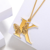 Collier en acier inoxydable de haute qualité avec 26 lettres creuses en forme de papillon, une chaîne de clavicule unique et élégante