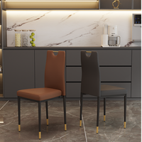 Chaises de salle à manger empilables en métal noir avec revêtement en cuir et pieds dorés pour cuisine et restaurant modernes
