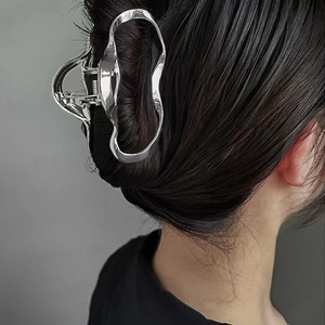 Pinces à <span class=keywords><strong>cheveux</strong></span> en <span class=keywords><strong>crabe</strong></span> simple et élégant de 9cm pour femmes filles coréennes creuses géométriques croisées accessoires de <span class=keywords><strong>cheveux</strong></span> de griffe de <span class=keywords><strong>cheveux</strong></span> de bain - Product Image 2