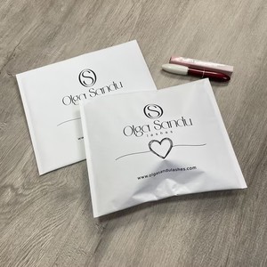 Sobres Acolchados de Papel Kraft Blanco Personalizados para Embalaje de Productos de Cuidado de la Piel/Maquillaje - Product Image 1