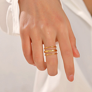<span class=keywords><strong>Anello</strong></span> Aperto Minimalista Impilabile in Acciaio Inossidabile 304 Placcato Oro con Texture Martellata a Tre Strati per Donna - Product Image 3