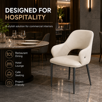Fauteuil de salle à manger moderne à dossier haut, rembourré, avec accoudoirs incurvés crème et pieds en métal noir pour hôtel et restaurant