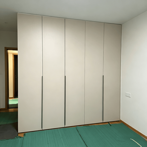 Armario Empotrado <span class=keywords><strong>de</strong></span> Lujo <span class=keywords><strong>de</strong></span> Piso <span class=keywords><strong>a</strong></span> <span class=keywords><strong>Techo</strong></span> con Paneles Blancos, Puertas <span class=keywords><strong>de</strong></span> Vidrio Bronce, Tiradores Dorados Pulidos e Iluminación LED Integrada - Product Image 4