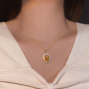 Collar con Colgante de Circonita Cúbica Grande y Hermosa de FOXI JEWELRY, Chapado en Oro Amarillo - Product Image 6