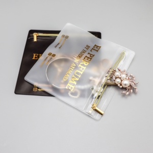 Pochette d'emballage en PVC mat givré personnalisée avec logo en feuille d'or pour le rangement des accessoires de bijoux, pochette à fermeture éclair en métal - Product Image 4