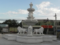 Grande sculpture de fontaine d'eau en forme de cheval et de lion de Poséidon, animaux marins, sculptée à la main en marbre/pierre, design moderne pour extérieur
