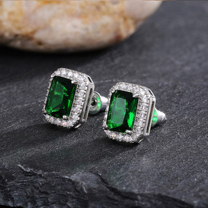 Delicati orecchini a lobo quadrati con zirconi cubici verdi completamente pavé, eleganti gioielli da indossare tutti i giorni per le donne - Product Image 5