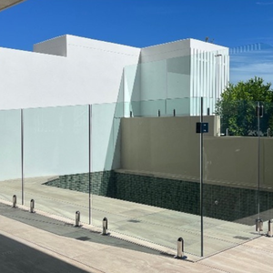 เสาเหล็กกล้าไร้สนิม Aleader 304 316 แบบกลมเจาะรูสำหรับรั้วสระว่ายน้ำ  ขาจับราวกระจกสำหรับราวบันไดกระจก - Product Image 4