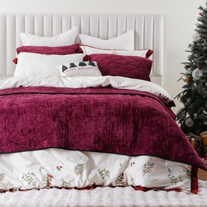 Parure de lit moderne en coton peigné à fibres longues, imprimé botanique de Noël, avec bordure à volants rouges et broderie flocon de neige - Product Image 2