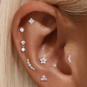 Pendiente de tuerca con flor de 5 pétalos y 3 diamantes cultivados en laboratorio de oro blanco y plata maciza 925, de base plana de 1.2x6mm, con cierre de rosca. - Product Image 2