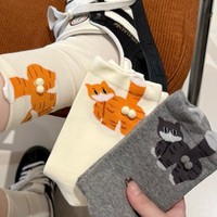 Chaussettes mignonnes de chat avec des boules pour les femmes Chaussettes drôles de chat 3D avec des boules floues Nouveauté Animal Crew Chaussette en coton pour les amoureux des chats