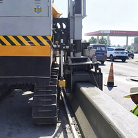 Machine de formage continu pour bordures et caniveaux en béton, pour projets routiers et autoroutiers
