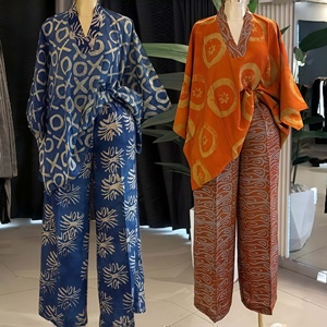 Tenues de mode pour femmes : <span class=keywords><strong>Ensemble</strong></span> deux pièces avec chemisier à manches chauve-souris et col en V imprimé et <span class=keywords><strong>pantalon</strong></span> droit – Vêtements africains - Product Image 1