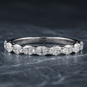 Bague demi-bande classique en diamant de laboratoire ovale petit format, 0,78 carat, 2,5 mm de large, pour doigts fins - Product Image 3