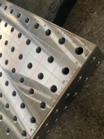 Table de soudage D16 avec dispositifs de fixation pour la fabrication métallique sur mesure