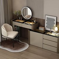 Coiffeuse moderne avec tiroirs en verre trempé apparents, armoire latérale interchangeable et miroir LED 3 couleurs pour chambre à coucher.
