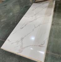 Papan Marmer PVC UV Motif Emas Putih Tahan Air Anti Gores Panel Dinding Marmer Buatan untuk Kamar Mandi Dapur Latar Belakang TV