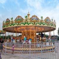 Manège coloré à 36 places, carrousel électrique avec chevaux au design accrocheur pour équipement de parc d'attractions