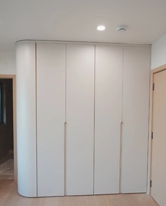Armoire intégrée moderne blanc crème avec design d'angle incurvé, <span class=keywords><strong>sur</strong></span> <span class=keywords><strong>mesure</strong></span>, sans poignée, du sol au plafond, pour chambre à coucher - Product Image 1