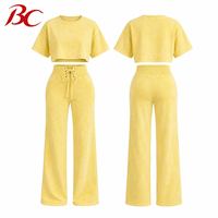 Ensemble de survêtement décontracté deux pièces pour femme : T-shirt à manches courtes et col rond, pantalon taille haute à jambes larges avec cordon de serrage et boutons à pompons