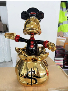 Design moderno Pop Art Gloss Donald Duck statua personalizzata in resina con due bottiglie di colore oro elettrolitico anatra in fibra di vetro - Product Image 5