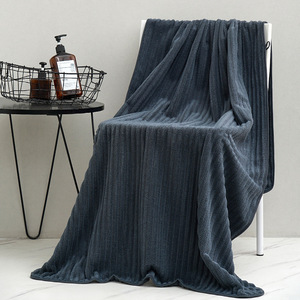 Toalla de Baño Extra Grande de Felpa de Coral Premium - Ultra Suave, Gruesa y Altamente Absorbente, de Secado Rápido para Adultos, Niños, Hogar y Playa - Product Image 3