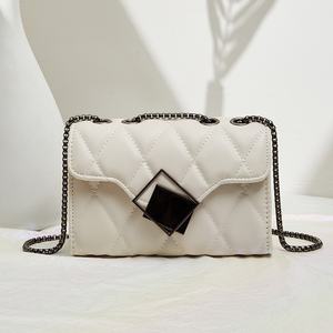 Nuevo Bolso Bandolera para Mujer, Pequeño, Cuadrado, Acolchado, Bordado, con Hebilla, Cadena y Cierre, Fácil de Combinar, Dropshipping - Product Image 1