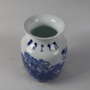 Vaso con Scena Antica Blu e Bianca, Motivo di Pittura Tradizionale Cinese, Ottimo per Esposizione o Regalo - Product Image 3