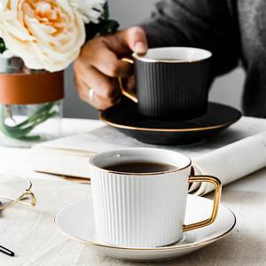 Elegante Juego de Tazas de Té de Porcelana Negra Mate con Diseño de Borde Dorado en Relieve de Estilo Italiano Moderno, 6 Tazas, Ecológico - Product Image 3