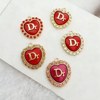 Prêt à expédier – Pendentif breloque de créateur en alliage sans nickel avec accents en résine et cristaux, breloques de luxe tendance, couleur et logo personnalisables, DIY