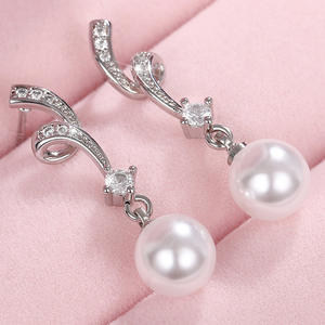 Elegantes Pendientes de Plata 925 Chapados en Oro Blanco con Perla Sintética Redonda AAA y Detalles de Diamantes para Mujer, Estilo Clásico de Boda - Product Image 4