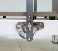 Tour de Pilates Reformer multifonction avec structure en aluminium et roues silencieuses, conçue pour les studios de fitness et les usines