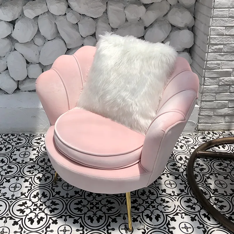 Canapé en forme de fleur avec pieds en fer doré OEM ODM Chaise d'appoint en velours Chaise d'appoint de salon de loisir Fauteuil en coquille de luxe