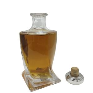 Botella de vidrio torcida de 750ml con corcho Vodka Brandy Whisky <span class=keywords><strong>Gin</strong></span> Tequila Wine Forma cuadrada Estampado en caliente Vacío Capacidad de 500ml - Product Image 4