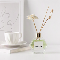 Vente en gros de flacons diffuseurs de parfum en verre transparent de 80 ml, forme polygonale irrégulière, personnalisables avec logo par sérigraphie et marquage à chaud