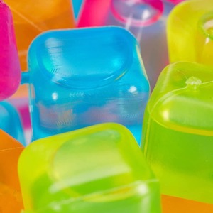 Cubitos de Hielo Reutilizables de 2.5 cm, Cubos de Hielo Cuadrados de Plástico Coloridos, Cubitos de Hielo Reutilizables para Bebidas - Product Image 4