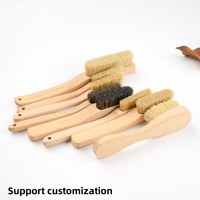 Brosse d'escalade en poils de sanglier de qualité industrielle avec manche en bois durable pour un retrait précis de la craie sur les prises d'escalade intérieures et en salle.