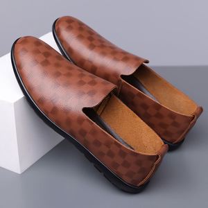 รองเท้าโลฟเฟอร์แบบสวมสำหรับผู้ชาย หัวกลม ปักโลโก้ หนัง PU บุขนด้านใน พื้นรองเท้าด้านกลางทำจากยาง พื้นรองเท้าด้านนอกทำจากยาง ลายเรียบ ทันสมัย สไตล์ลำลอง - Product Image 3